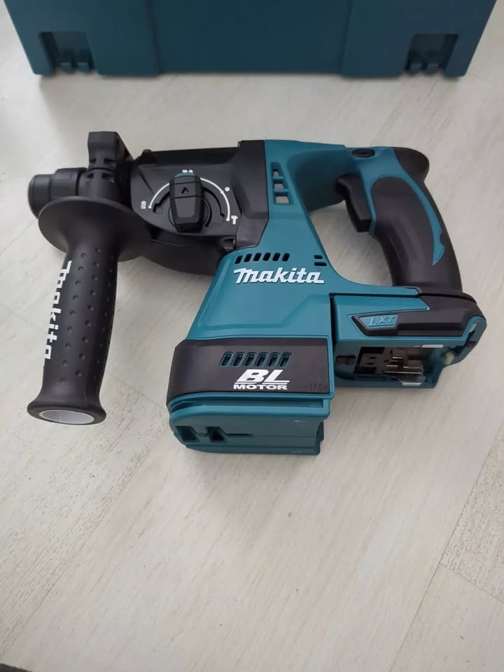 MAKITA DHR242RMJ 18V LXT 24MM SDS+ PLUS BRUSHLESS ROTARY HAMMER DRILL INC 2X 4.0