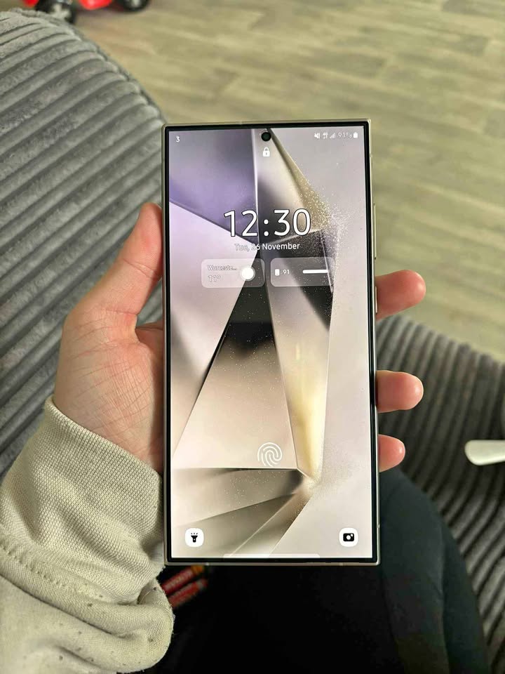 Samsung Galaxy S24 Ultra 256Gb Black Titanium Unlocked to all networks with warranty